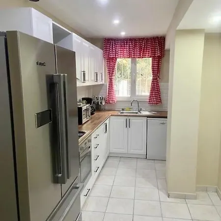 Serene & Spacious 3br In Istanbul's Prime Location - Discover Vibrant Seafront Living Apartment *